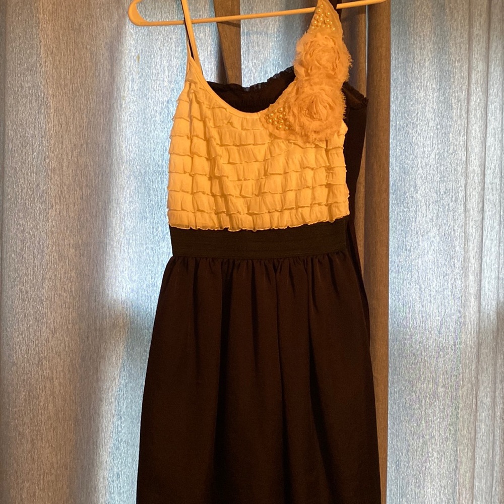 Short white and black dress